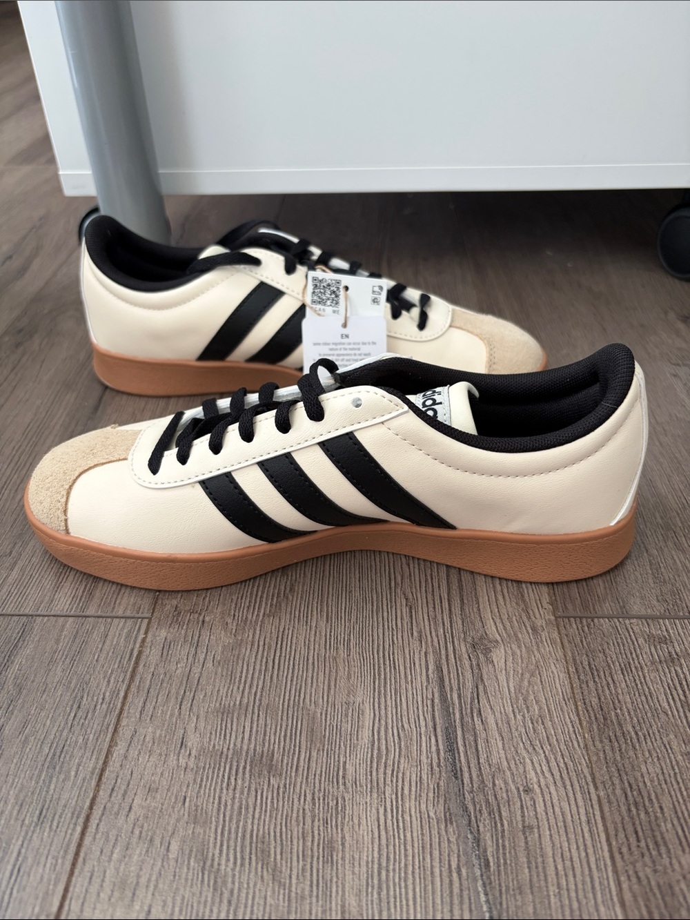 NWT Adidas Cream & Black Gum Sole Sneakers. Women’s size 7 - Picture 3 of 6